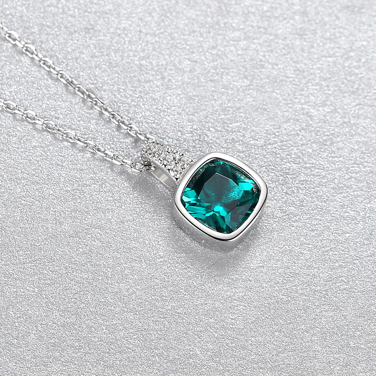 Custom Sparkling Delicate Emerald Gemstone Pendant Necklace 925 Sterling Silver Square Emerald Jewellery