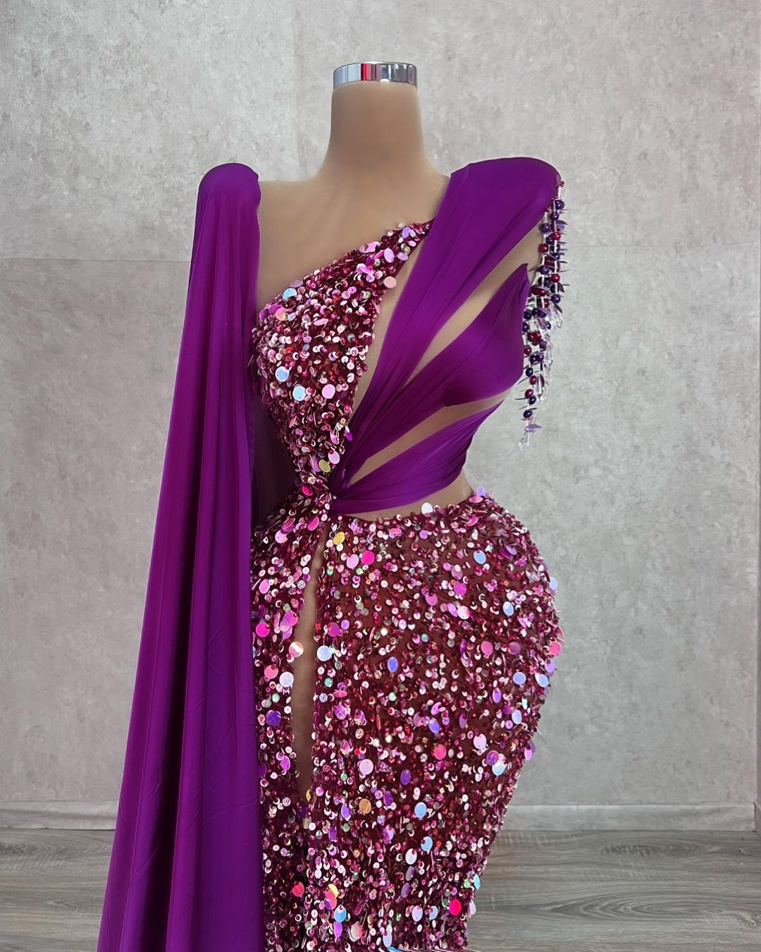 Stilvolle lila Prom -Kleider Pailletten Perlen Quasten Party Kleider Eine Schulterseite Split maßgeschneidertes Abendkleid