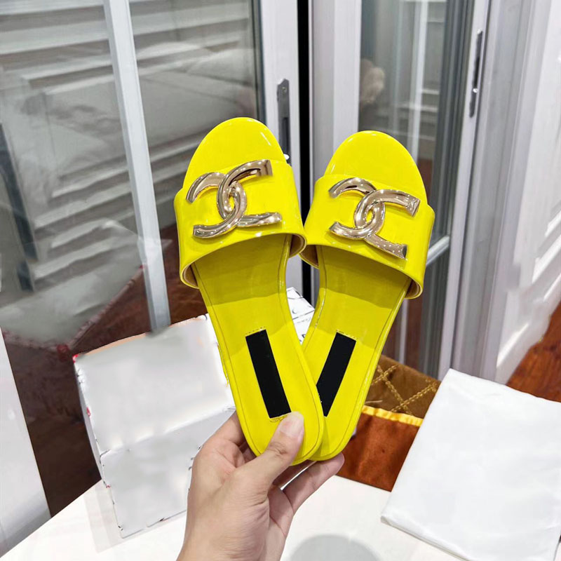 Luksusowy projektant klapki damskie moda Rhinestone klamra płaski obcas skórzane sandały na co dzień wakacje plażowe klapki z pudełkiem 35-42