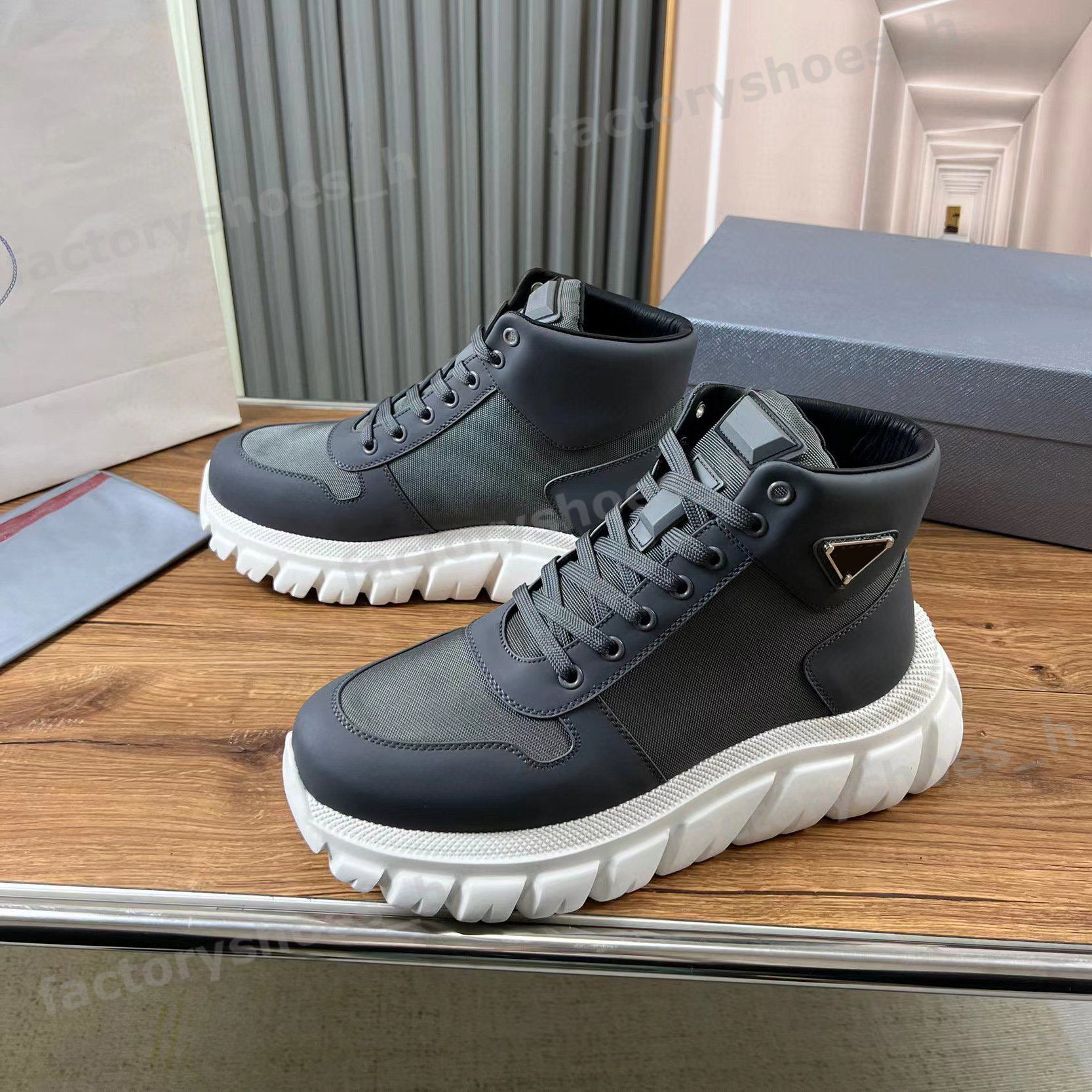 Designers casual skor m￤n l￤der sneakers ￥tervunnet nylontr￤nare gl￤nsande l￤der h￶g topp sneaker geometrisk slitbanan skum sular tr￤nare plattformssko