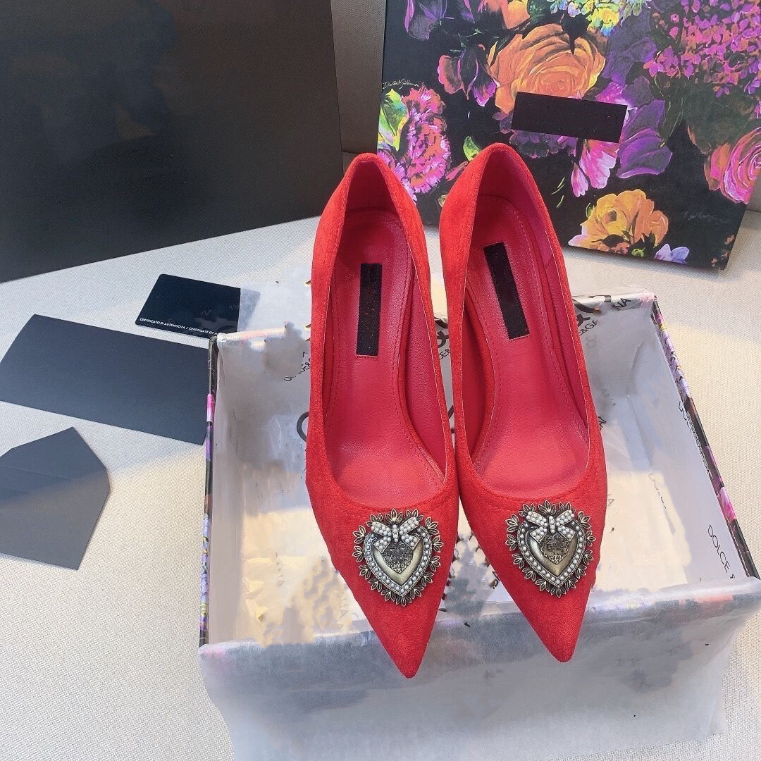 Nouvelles sandales pour femmes Designer Chaussures simples Rétro Chaussures à talons hauts Bouton d'amour Robe en velours Talon de chat Fête de mariage Cuir satiné Tip34-40
