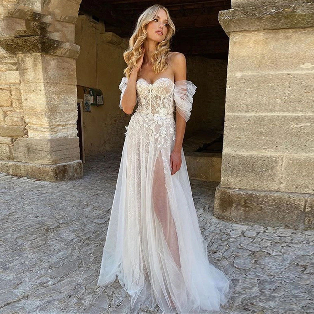 Abito da sposa da spiaggia con spalle scoperte 2022 Abito da sposa moderno in tulle con scollo a cuore e maniche a pieghe Illusion