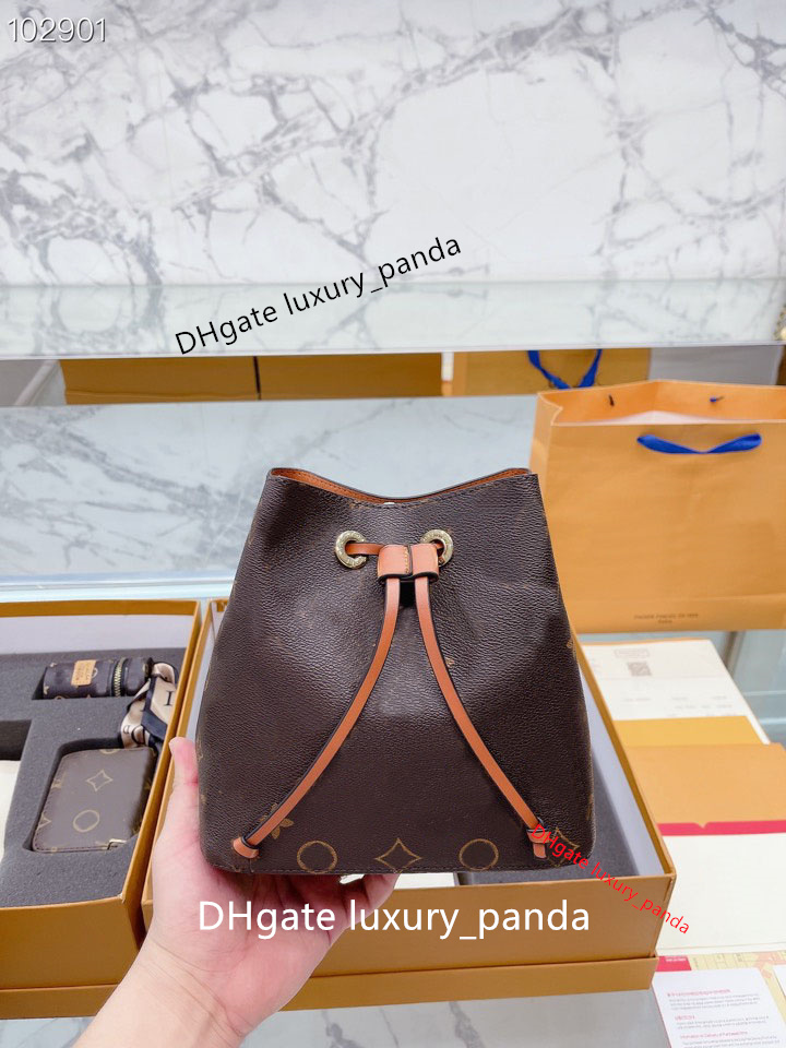 4 -stycken Package Lady Money Clips Innehåller handväskväska läppstiftpåse Små halsdukar Fashion Designer Coin Bag Card Bags Luxury Leath254V