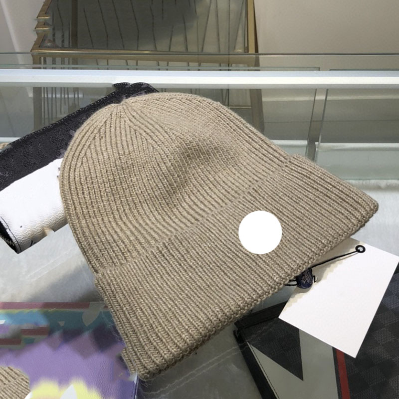 Designer France Skull Caps Badge brodé Chapeau de fil de laine pour hommes et femmes Bonnet résistant au chaud et au froid Oreille polyvalente 248f