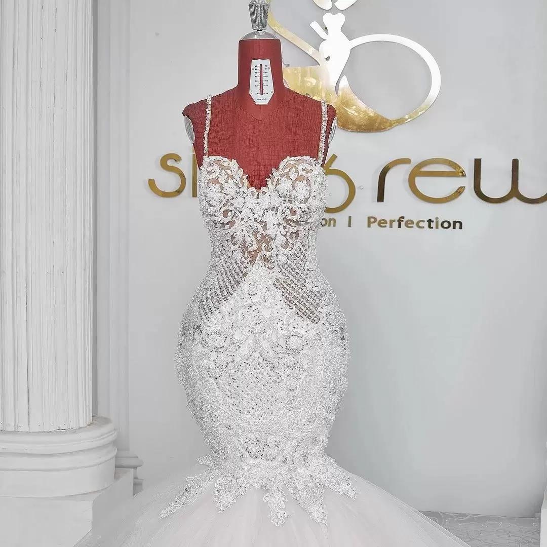 Dubai Arabia Saudita Abiti da sposa a sirena con applicazioni di pizzo Cinghie senza spalline Abiti da sposa vintage con perline floreali Abiti da sposa senza schienale sexy Taglie forti CL1430