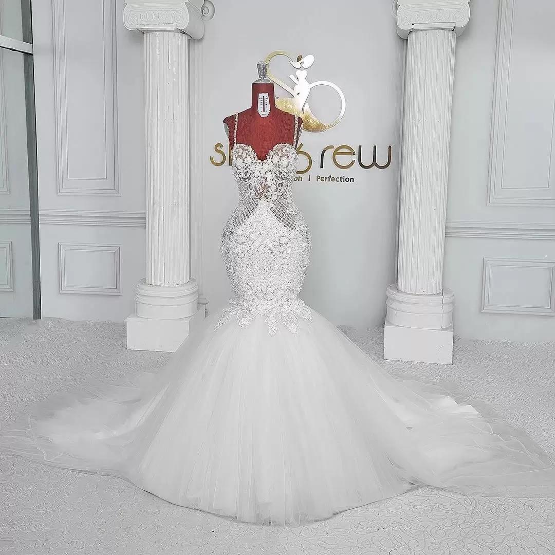 Dubai Arabia Saudita Abiti da sposa a sirena con applicazioni di pizzo Cinghie senza spalline Abiti da sposa vintage con perline floreali Abiti da sposa senza schienale sexy Taglie forti CL1430