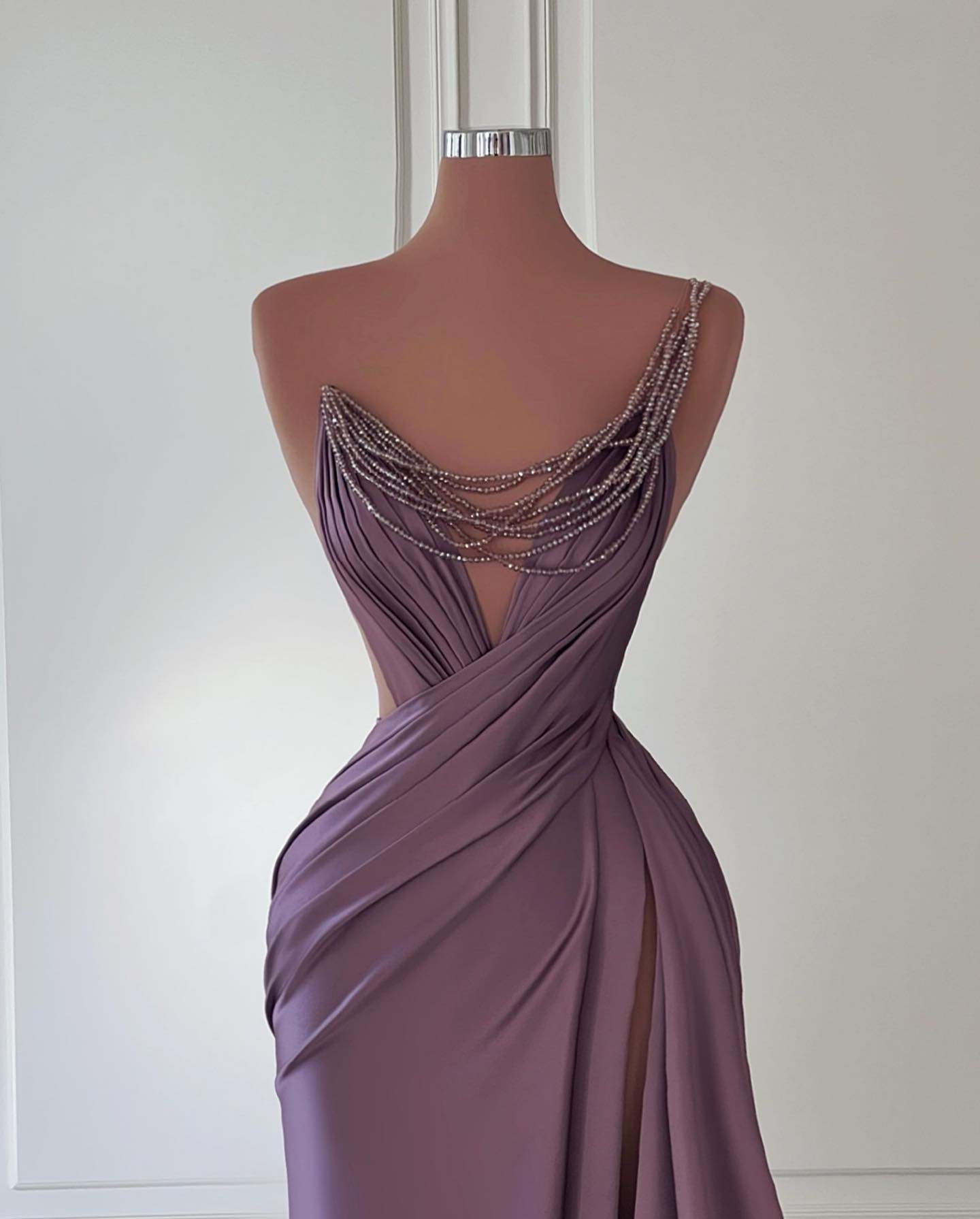 Eleganckie sukienki balowe syrena unikalna deisign z koralikami dekoracja łańcucha w szpic jedno ramię miękki rozłam rozdzielająca suknia sądowa