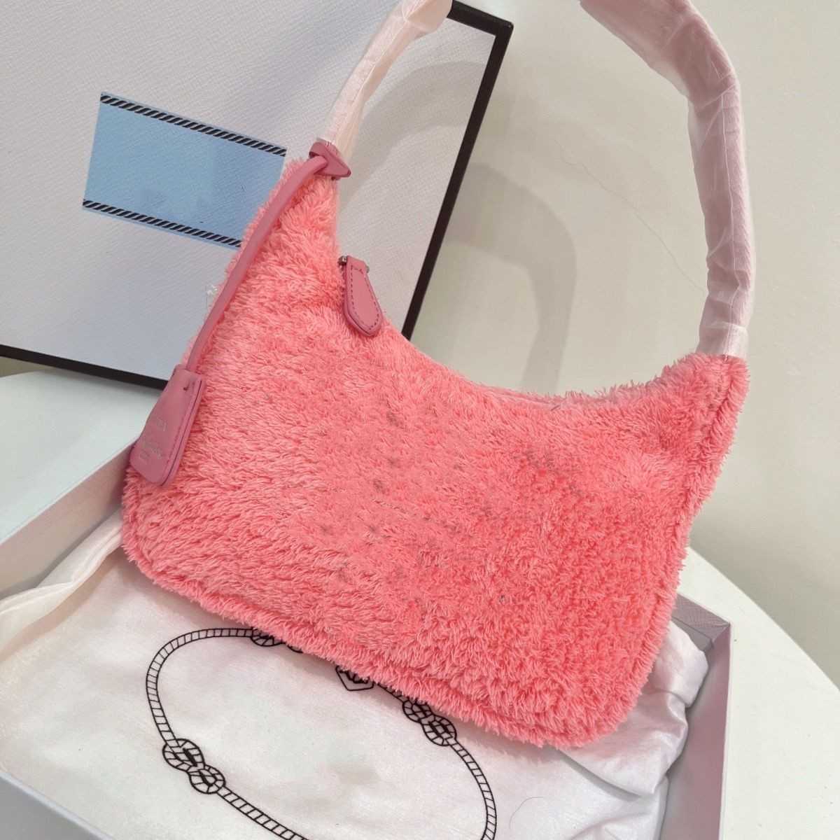 Luxus -Designer -Umhängetasche Single ist Hölle Song Zhiya gleiche Tasche Pink Fluffy Small Messenger New Factory Direct Sale