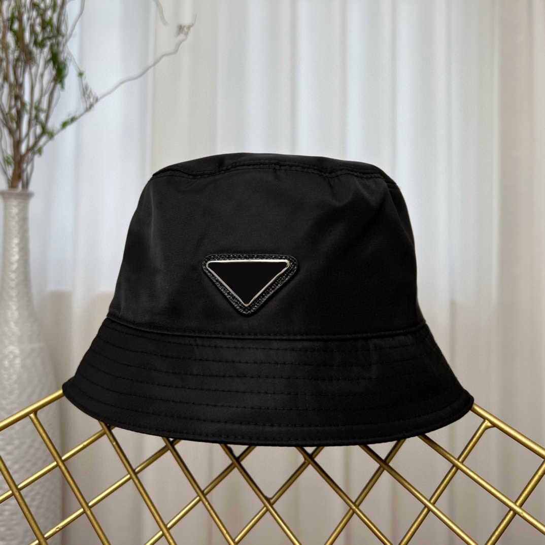 Wide Brim Hats Brand Bucket Hats Men Women Designer Sun Hat With Letter Triangle Sunbonnet Black Beach Casquette Traveling Sunhats322f