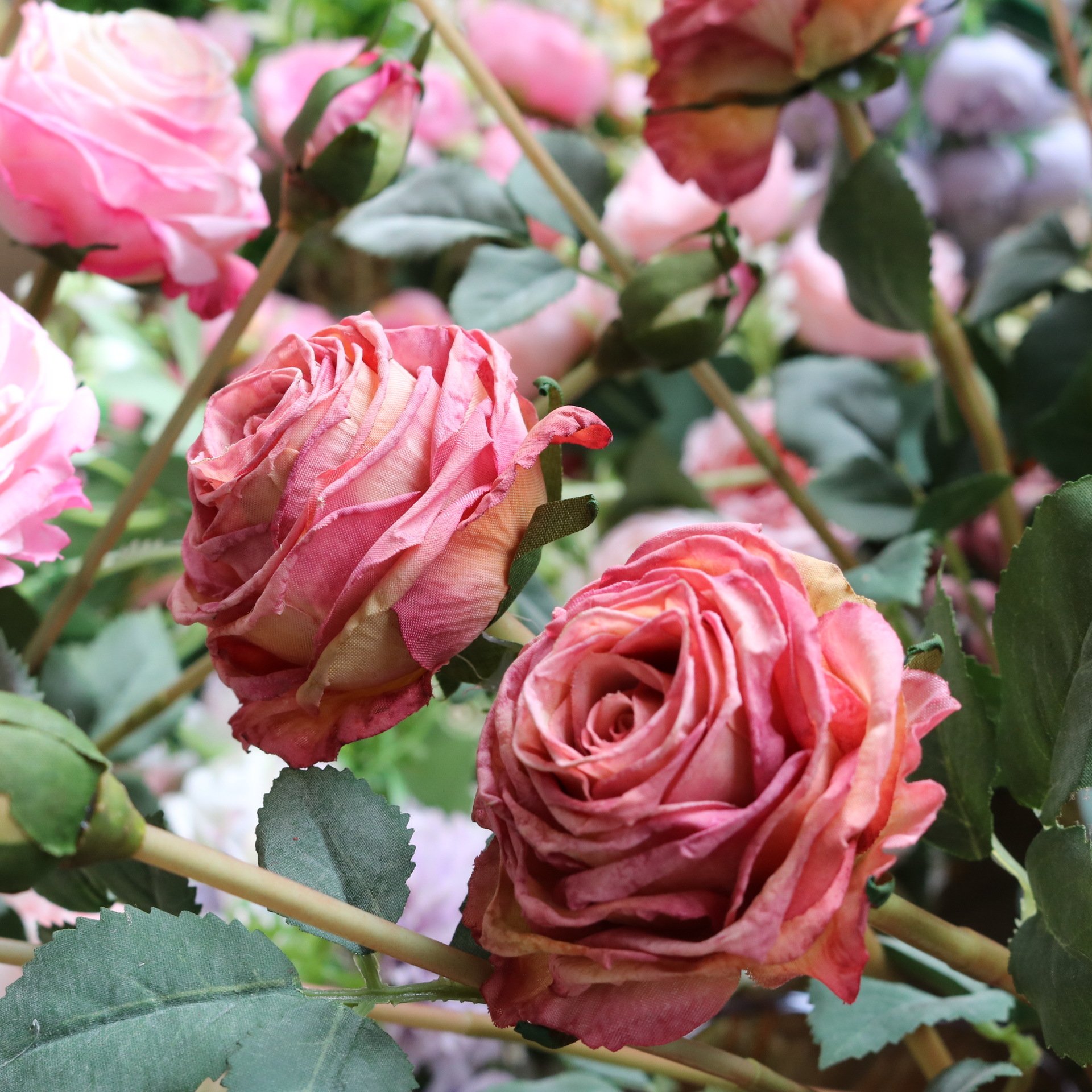 Flores artificiais disparam lados carbonizados Flor de seda Rospa Duas cabeças rosas para decorações de casamento em casa