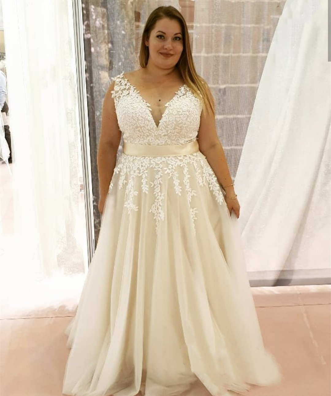 Abito da sposa taglie forti Abito da sposa senza maniche con scollo a V su misura Abiti da sposa a trapezio Appliques in pizzo Splendido abiti da carro armato spose di grandi dimensioni