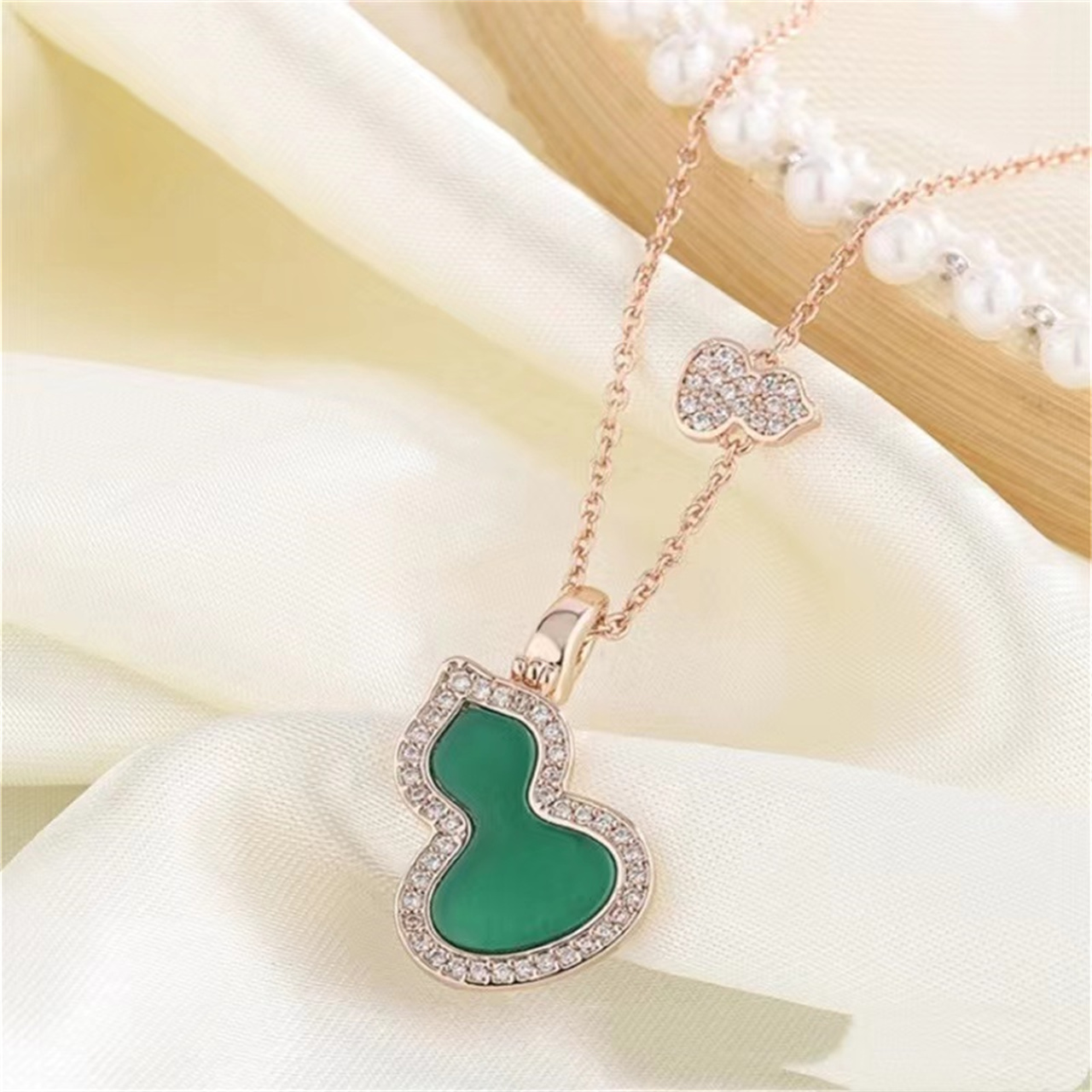 Leaf Clover Necklaces Pendants Mother-of-Pearl Stainless Steel Plated 18K for Women&Girl Valentine`s Mother`s Day Engagement Jewelry-Gift