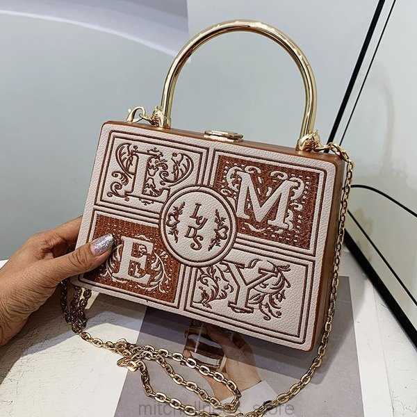Original European Style High Street Fashion Women's Shoulder Messenger Bag Exquisite Embroidery Pattern Temperament Small Square Bag trapezoid 6003