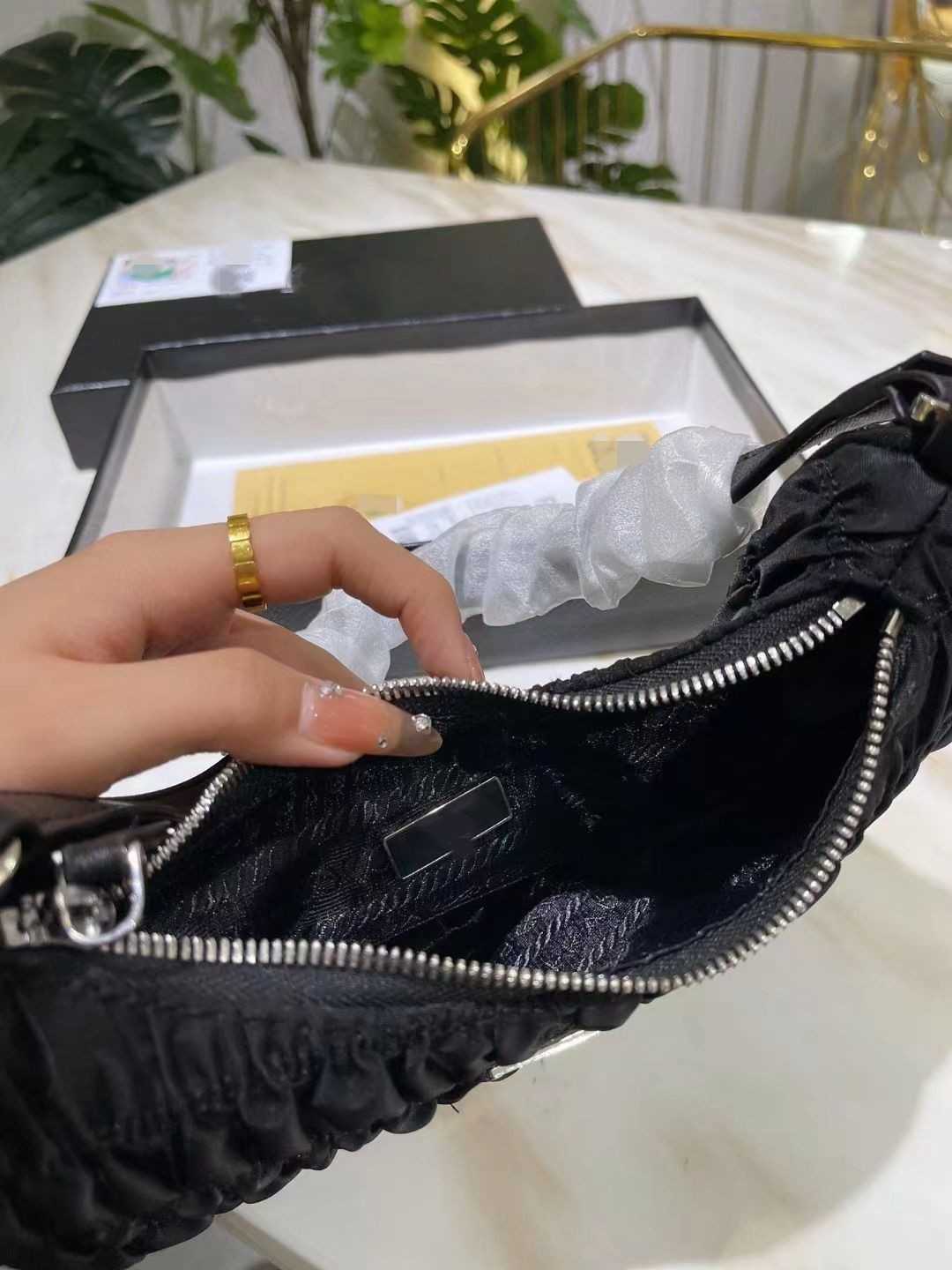 Bolsas de ombro de designer de luxo 2023 nova marca axila dobrável impermeável pano de nylon moda nova bolsa crescente fábrica de vendas diretas