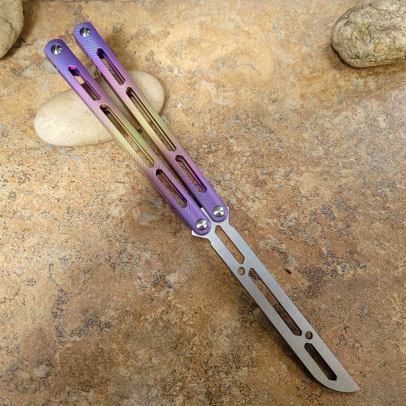 Nouveau Theone Balisong Butterfly Trainer Couteau d'entraînement Hom Basilisk Snake Monster Jilt Swing Couteaux D2 Lame Poignée en titane Système de douille EX10 Chimera BM42 UT85