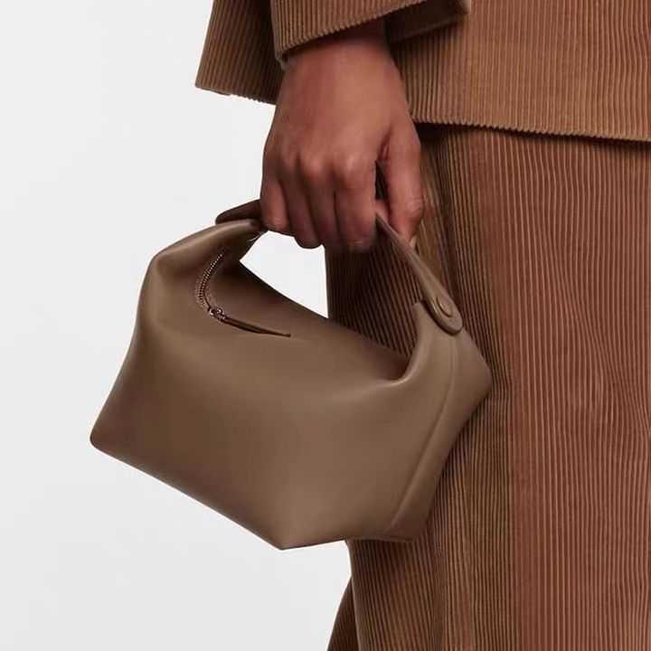 Borse di design di lusso Row2023 Nuova borsa a mano quadrata minimalista di lusso leggera in pelle bovina da donna Vendite dirette in fabbrica