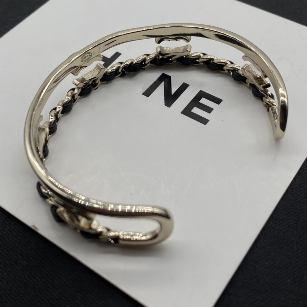 Luxurys designer bracelet femmes manchette bracelet bracelets à breloques amour lettre de mode à la mode Évider design bijoux fins Tempérament élégant polyvalent très agréable