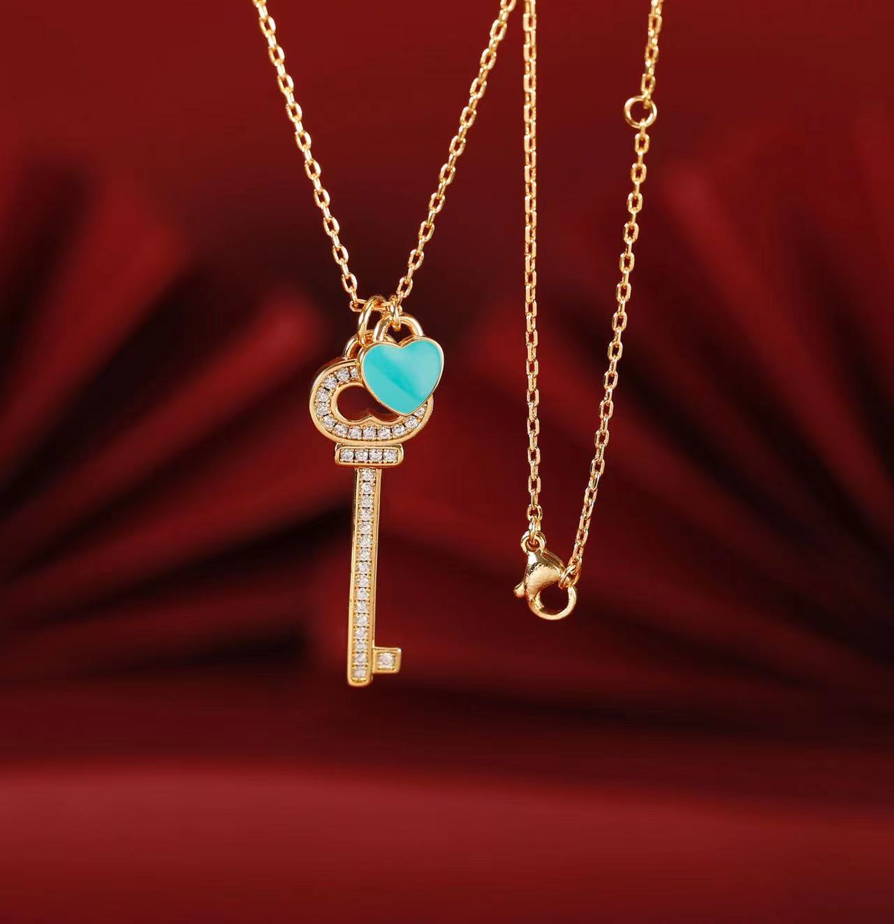 Designers Necklace Shiny Diamond Pendant Fashion Metal Necklaces Key Designer Jewelry Popular Ladies Men Love Pendant Very Good Christmas Gift