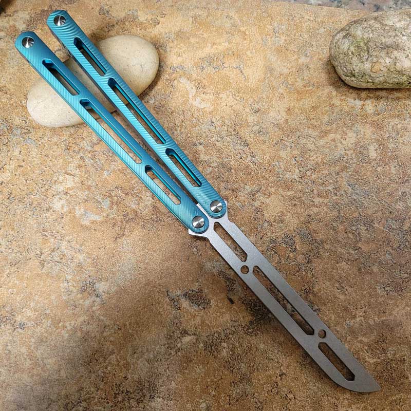 New Theone Balisong Butterfly Trainer Training Knife Hom Basilisk Snake Monster Jilt Swing Coltelli D2 Blade Sistema di boccole con manico in titanio EX10 Chimera BM42 UT85