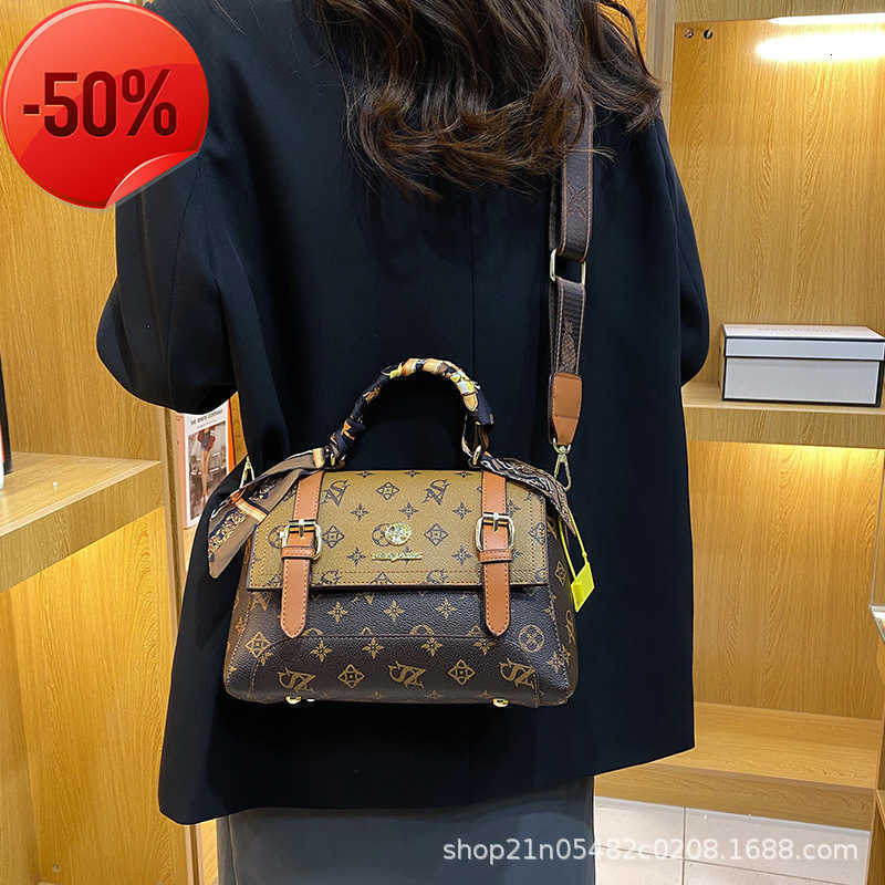 Butiken har 80% rabatt på hela modeväskan Kvinnor 2023 Summer New One Shoulder Messenger Korean version stor kapacitet armhålan P3036