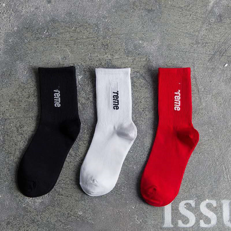 es de chaussettes mi-mollet en pur coton Chaussettes rouges Hommes et femmes Couple Lettres européennes et américaines Chaussette de skate