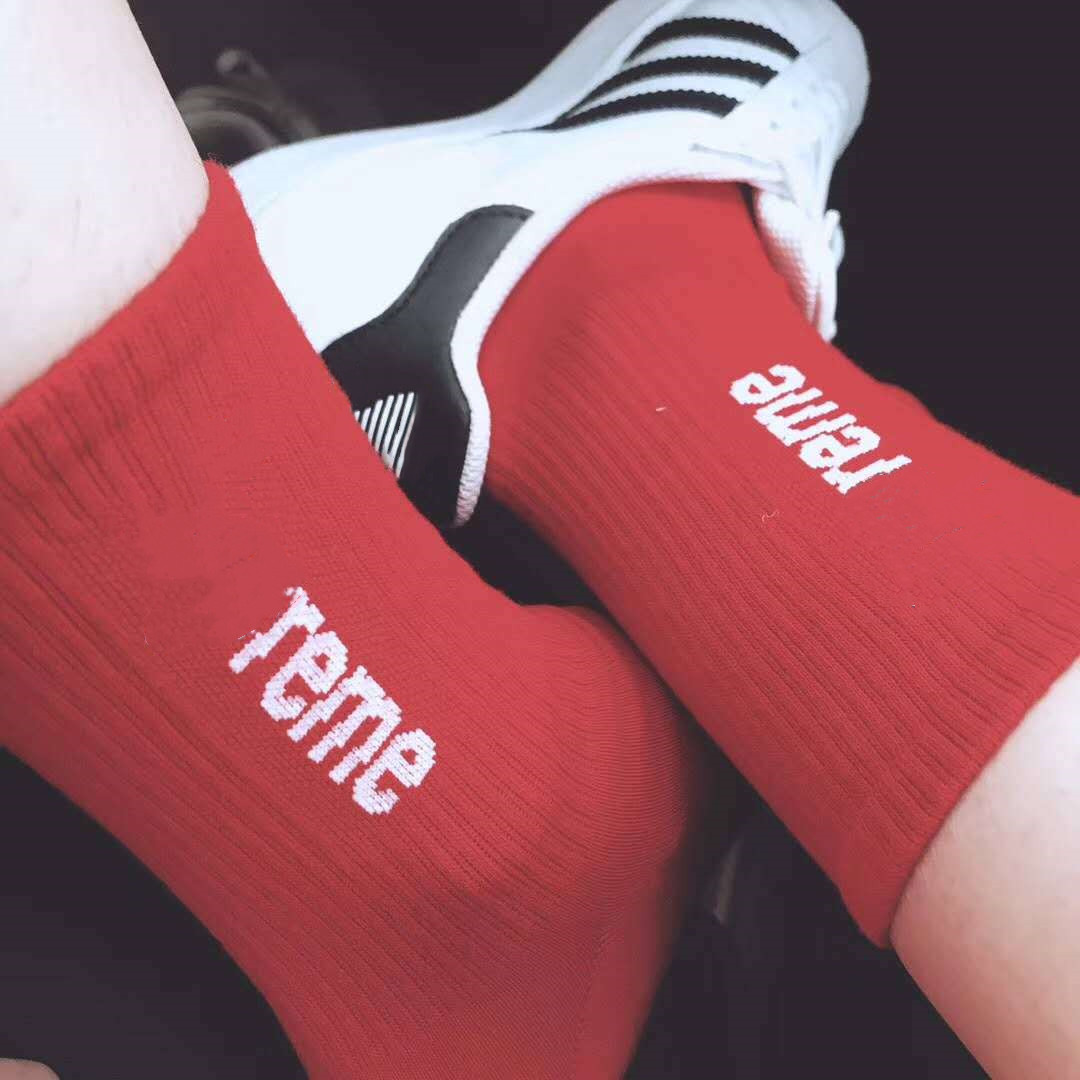 es de chaussettes mi-mollet en pur coton Chaussettes rouges Hommes et femmes Couple Lettres européennes et américaines Chaussette de skate