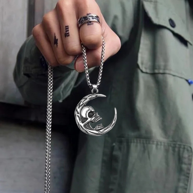 Fashion Creative Titanium Steel Crescent Skull Pendant Collier Retro Punk Hip Hop Men's Collier Bijoux