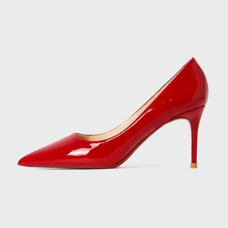 Nya kvinnors sandaler Luxury Stiletto klackar Designer Singel Shoe Pointed Sexig par med franska bokstäver Solid Color Contrast Patent Leather Box 33-43