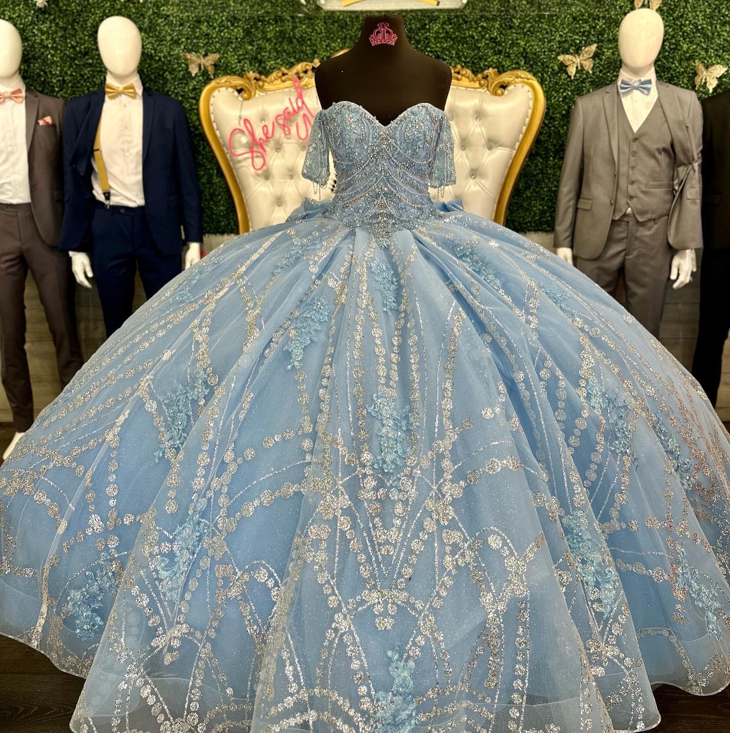 Light Sky-Blue Floral Quinceanera Dresses 2023 Bow Plus Size Ball Gown Masquerade Princess Girl Glitter Long Sweet 16 Prom i 15 år utanför axeln Quince 15 Pärlor