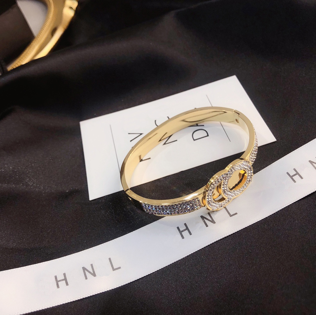 Bracelets de luxe populaires sélectionnés Fashion Design Gold Bangle 18K Bijoux en or Accessoires de bijoux pour femmes Mariage de fête exclusive M 237H