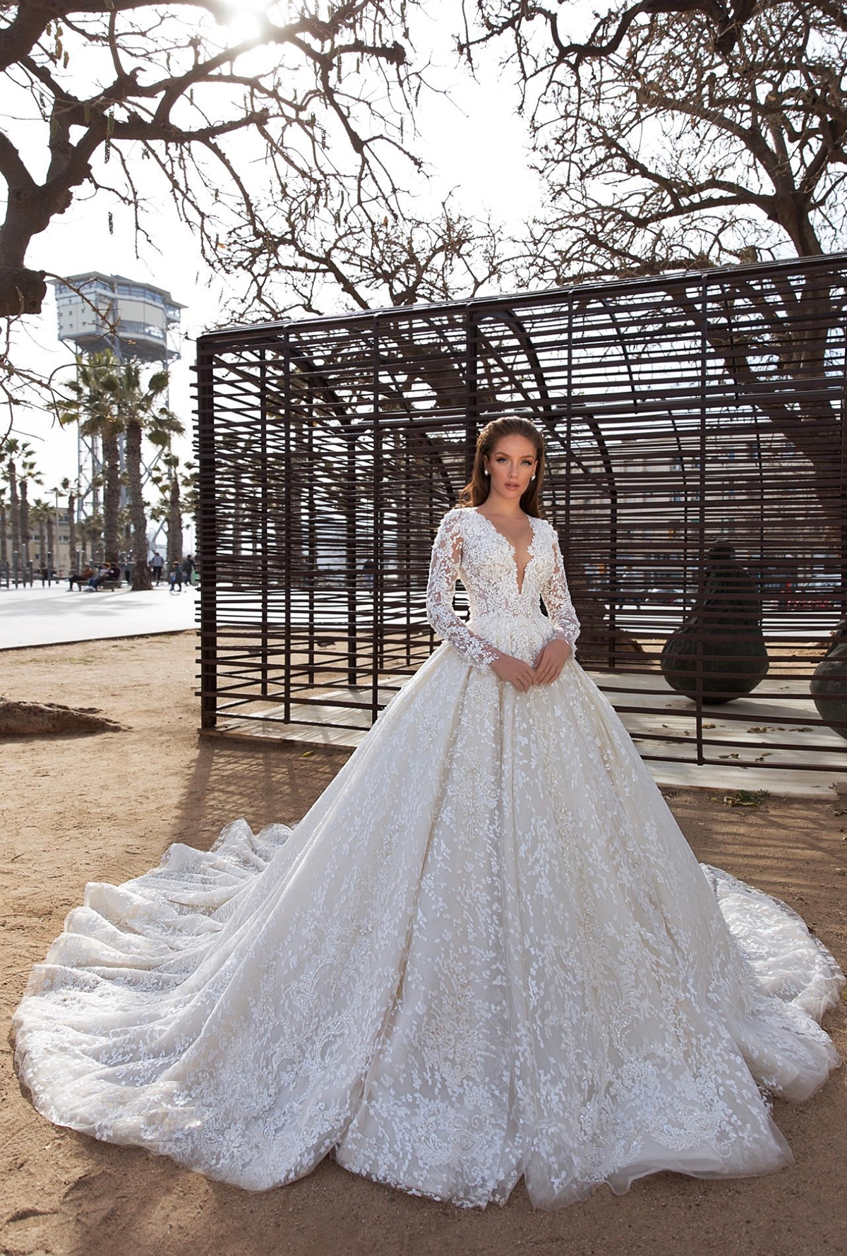 Elegante baljurk trouwjurken diep V-hals lange transparante kanten mouwen gelaagde netvlek met aanvrager kapeljurk op maat gemaakte plus size vestidos de novia