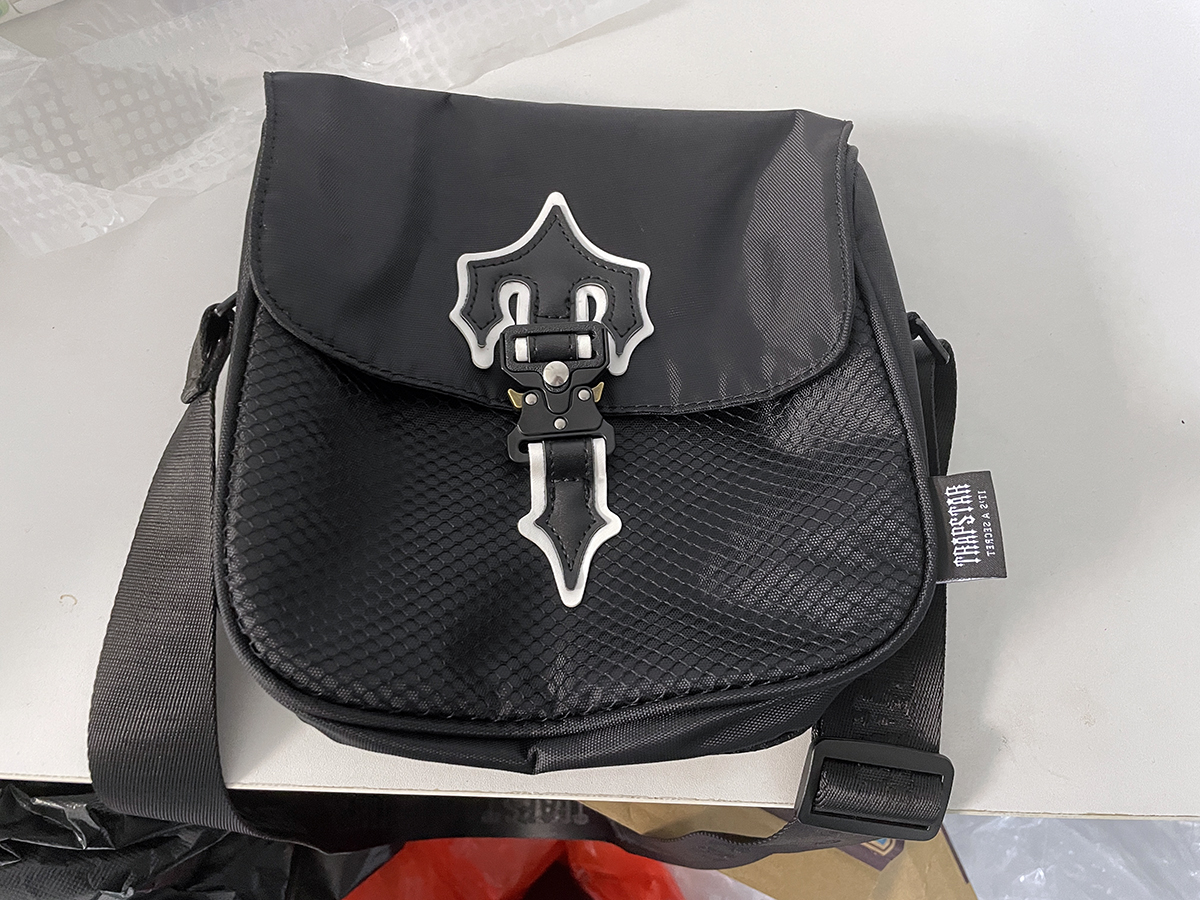 Trapstar London Outdoor -Taschen Unrundatige Tasche mit Cross Body Messenger Beutel Schwarzer Schädel Schnalle Verschluss Designer Marke