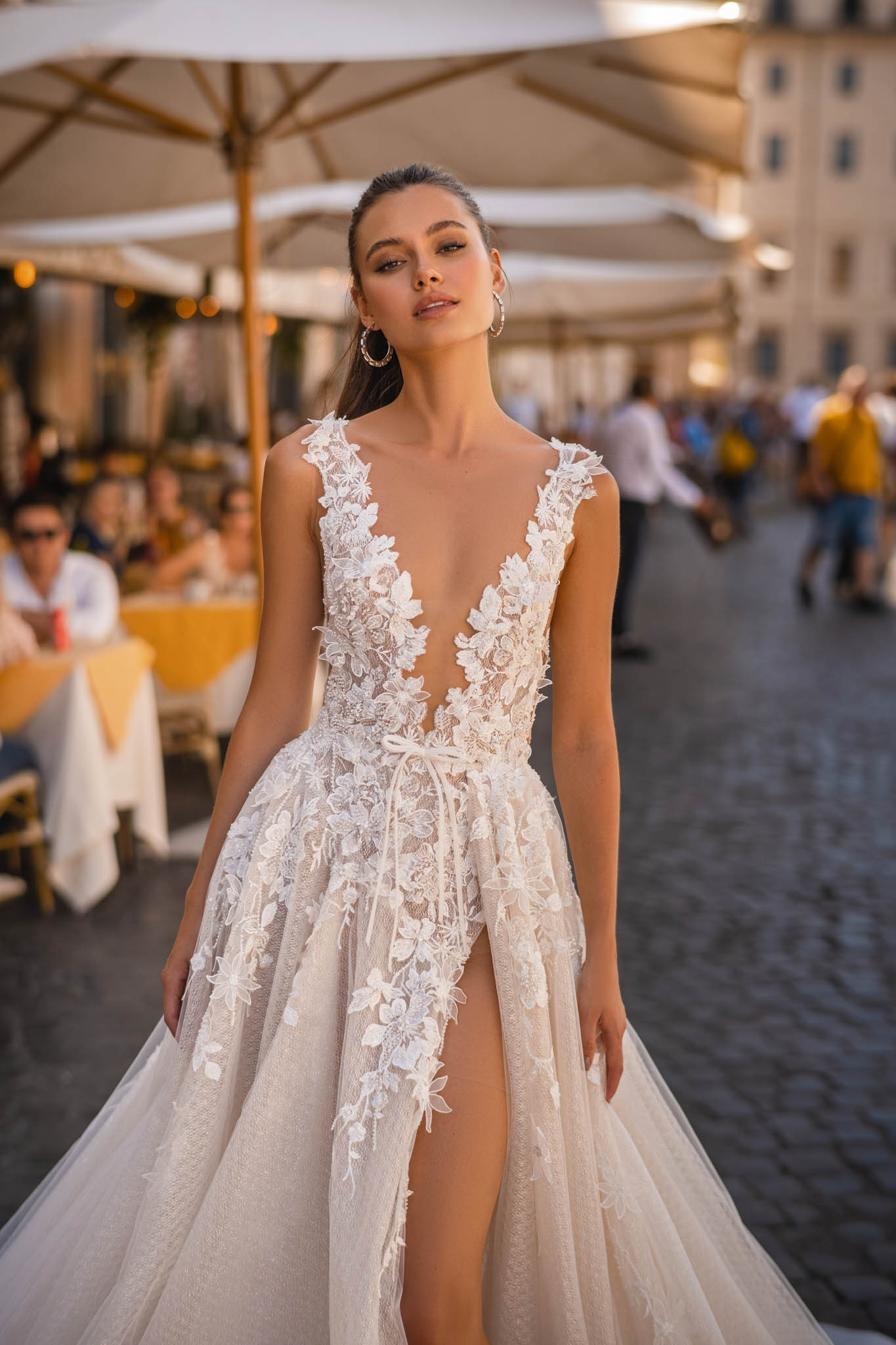 Abiti da sposa estivi Boho A Line Abiti da sposa trasparenti con scollo a V senza schienale Sweep Train Abito romantico Abito da sposa in pizzo