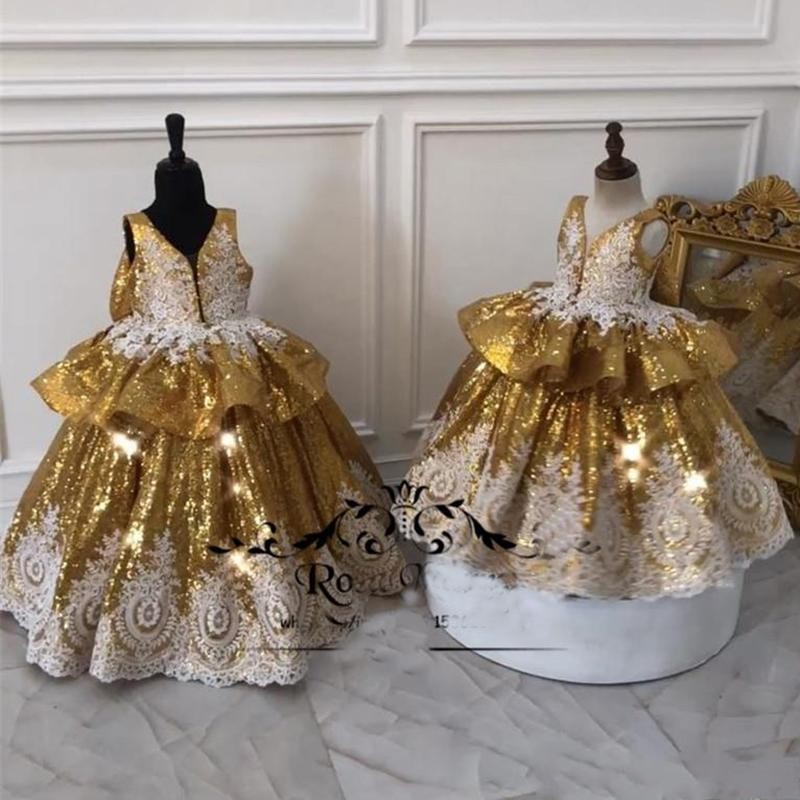 2023 Gold Girls Pageant Dresses White Lace Appliques Crystal Beads Flower Girl Dress Children Long V Neck Kids Birthday Gowns With Bow Sweep Train Peplum Ruffles