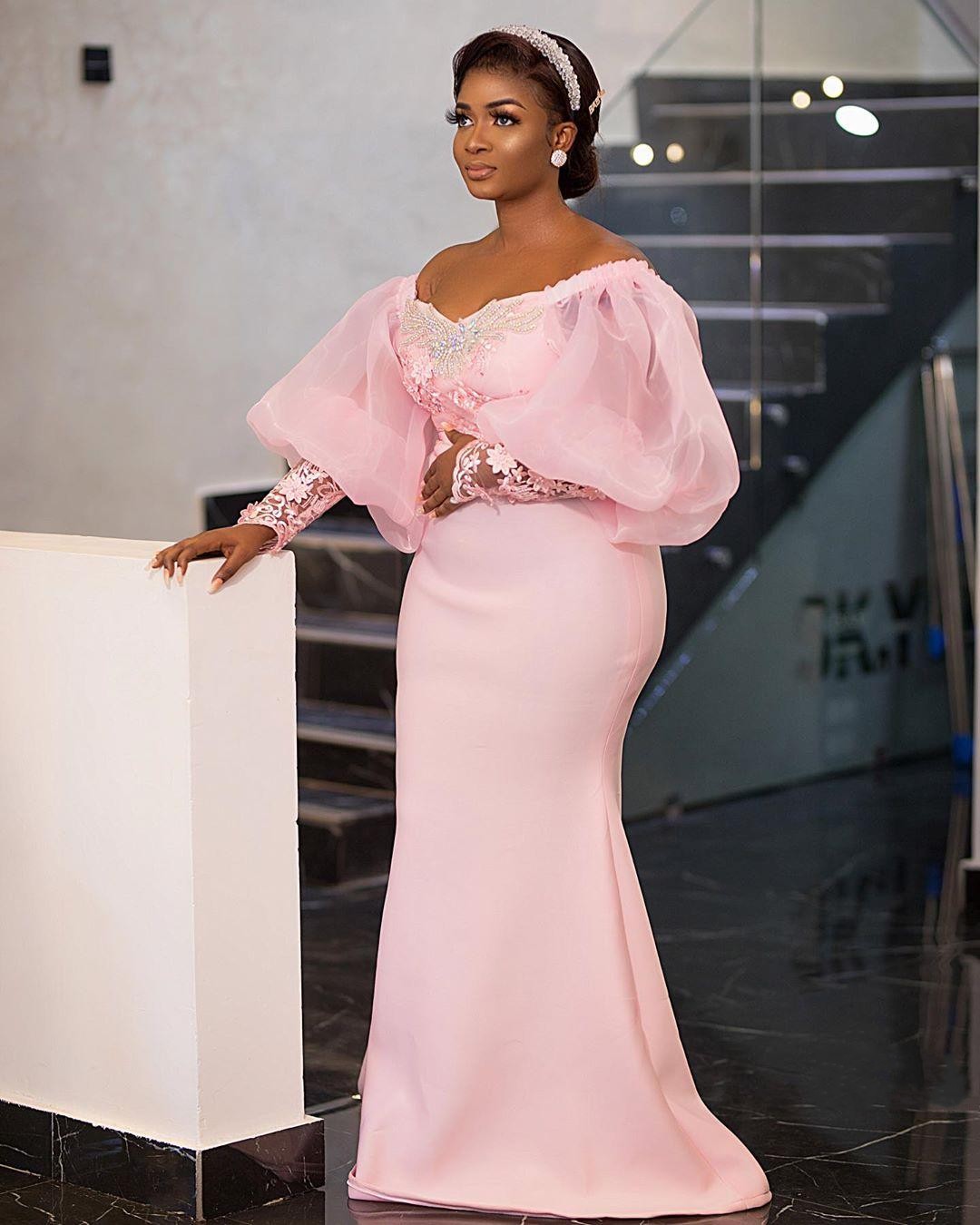 2023 아프리카 핑크 이브닝 드레스는 어깨 긴 소매에서 여성을위한 착용 인어 레이스 아플리케 크리스탈 구슬 바닥 길이 오간자 공식 무도회 드레스 파티 가운