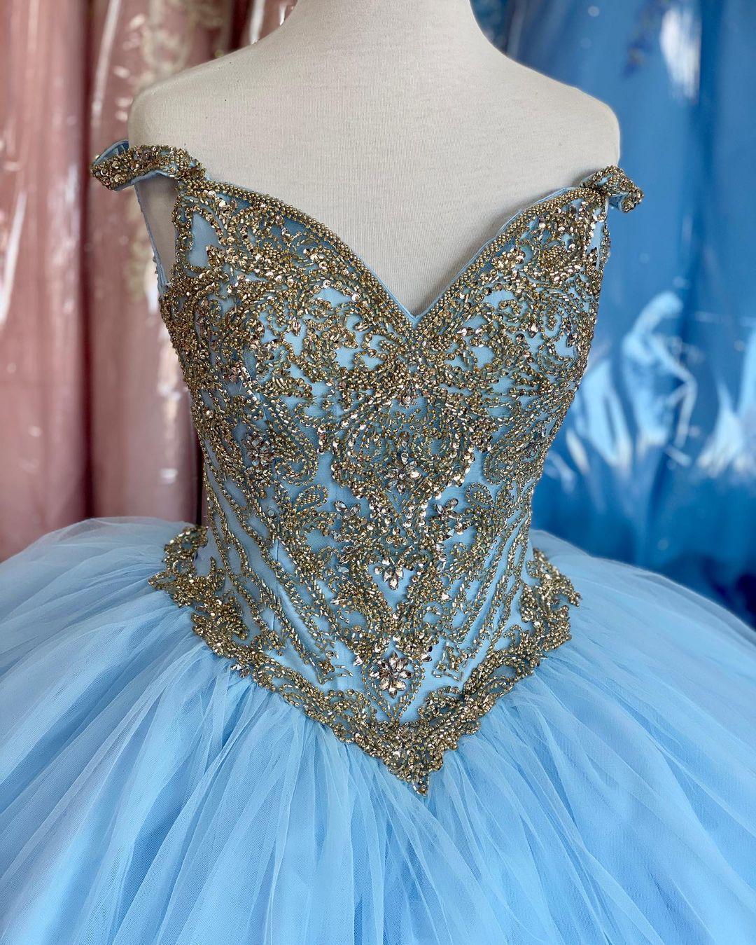 2023 Light Blue Ball Gown Quinceanera Dresses Off Shoulder Tulle Crystal Beads Lace Appliques Corset Back Floor Length Sweet 16 Party Prom Evening Gowns