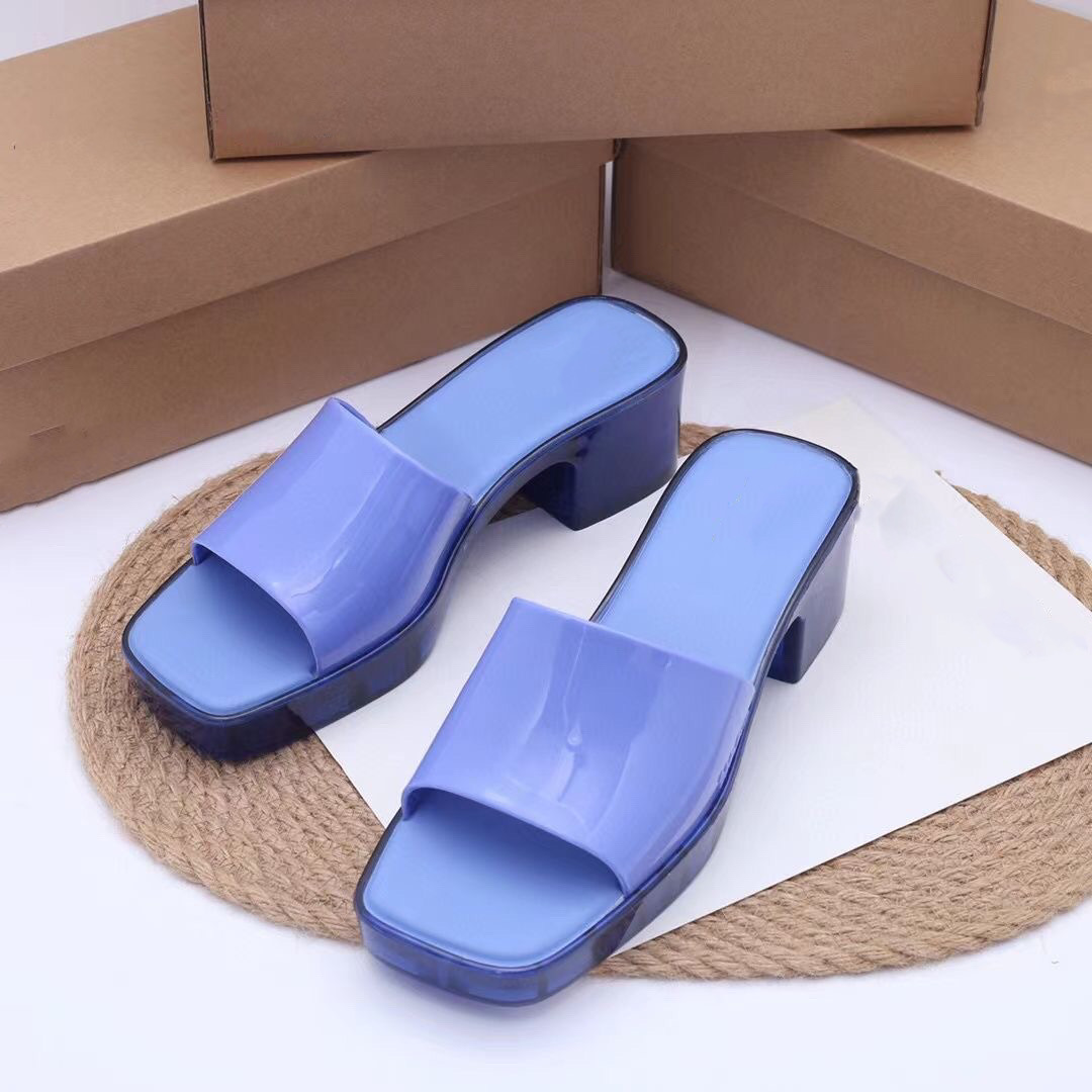 Yeni terlik lüks tasarımcı sandalet yaz şeker rengi yüksek topuklu kauçuk jöle ayakkabıları kare ayak parkur-aralık aralıkları açık plaj ayakkabıları botlar 36-40