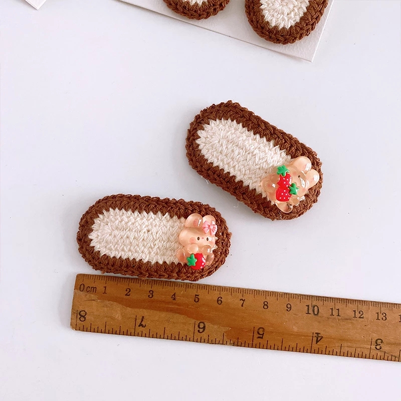 2 pièces nouveau coréen doux fille mignon dessin animé fraise lapin épingles à cheveux mode enfants laine tricot BB Clip cheveux accessoires