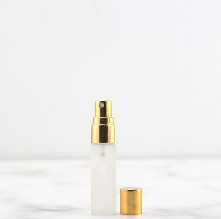 Bouteille portative de parfum de voyage de bouteille de jet de verre de glaçage mince de 5ml avec la pompe en aluminium rechargeable d'atomiseur d'argent d'or SN478