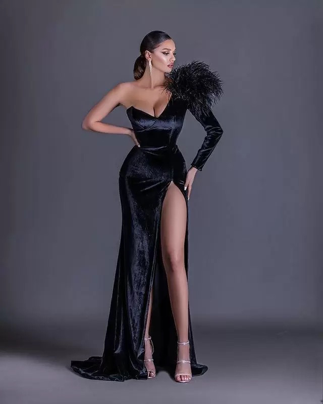 Designer Black Mermaid Prom Vestres com penas sem costas Um ombro lateral alto Divisão Divisão do piso