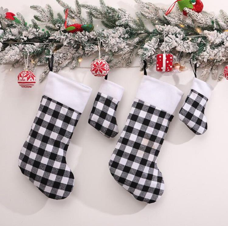 Julstrumpor Family Xmas Tree Decoration eldstad hängande strumpa godis presentpåse Santa Classic Red Black Buffalo Plaid Holiday Season Party Decor SN4749