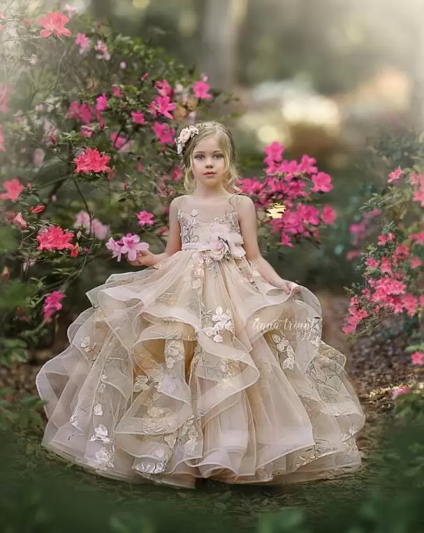 Nieuwe 2023 Flower Girl -jurken voor bruiloften Juwelnek Champagne gezwollen ruches Tiered Floral Little Kids babyjurken eerste communie jurken GB1128