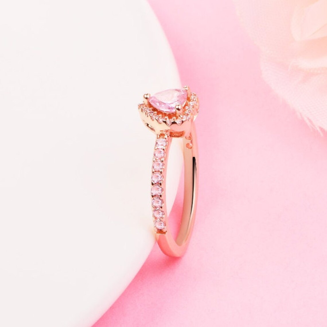 Rose Gold Plated Sparkling Pink Elevated Heart Fit smycken Engagemang Bröllopälskare Fashion Ring för kvinnor