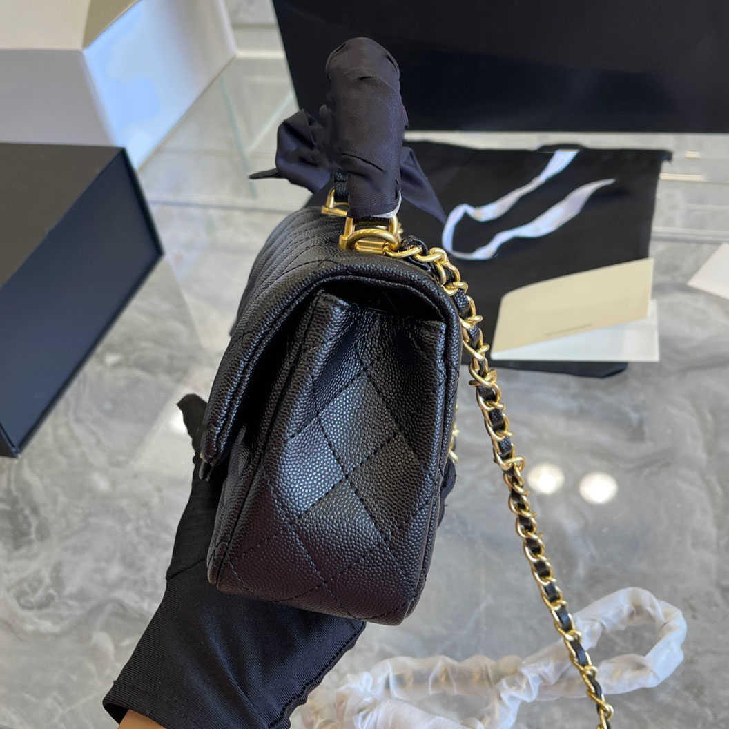 Kvinnors lyxdesigner axelväskor 2023 mode pärla kaviar tote väska textur lammskinn metall kedja axel crossbody väska