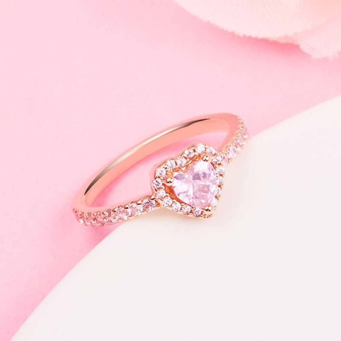 Rose Gold Plated Sparkling Pink Elevated Heart Fit smycken Engagemang Bröllopälskare Fashion Ring för kvinnor