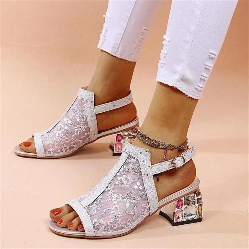 Sand￡lias de salto de strass luxuosas sapatos femininos ver￣o 2023 Trends Gold Sexy Lace Peep Toe Sapatos modernos elegantes com saia