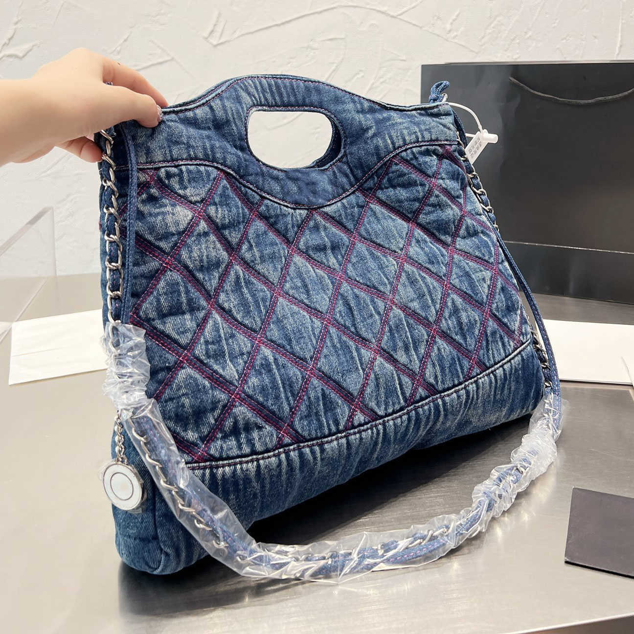 Lüks Tasarımcı Çanta Kadın Denim Tote Çantaları Mavi ve Siyah İşlemeli Kapitone Desenli Desen Silver Metal Zincir Yüksek Hacim Çanta Çanta Fabrika Doğrudan Satış