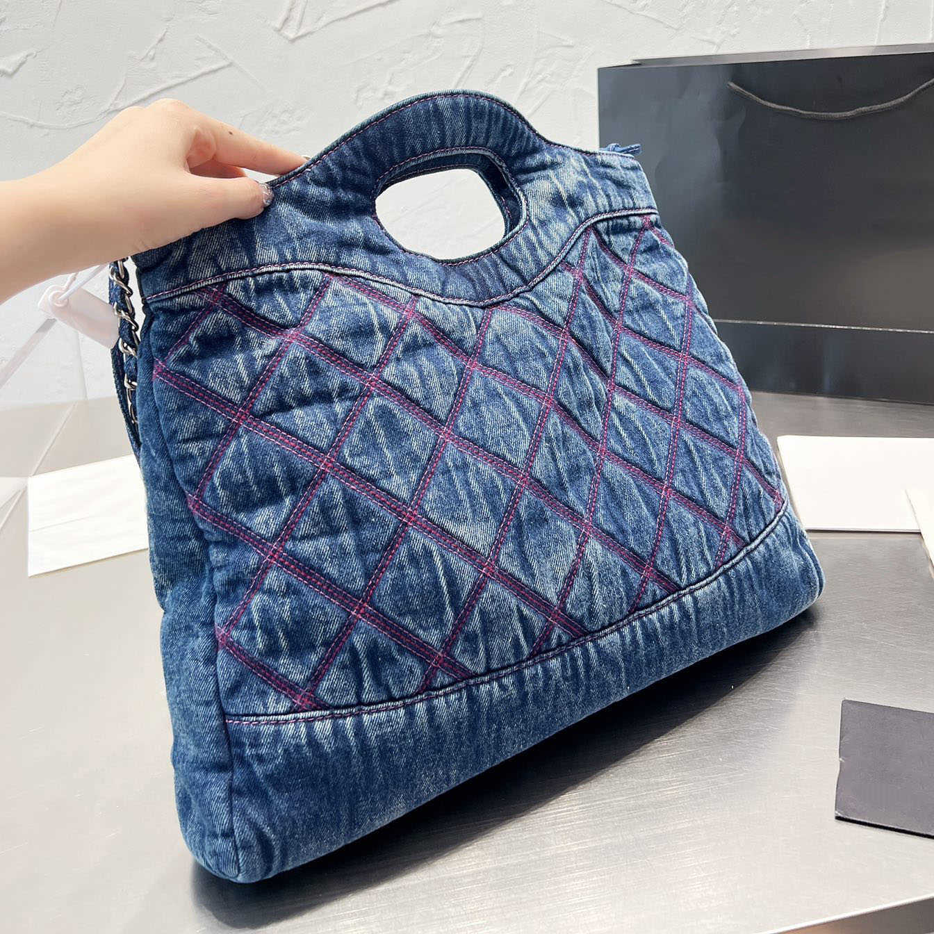 Lyxdesigner Handväskor Kvinnor denim tygväskor blå och svart broderad quiltad ringer mönster silver metall kedja hög volym crossbody väska direktförsäljning