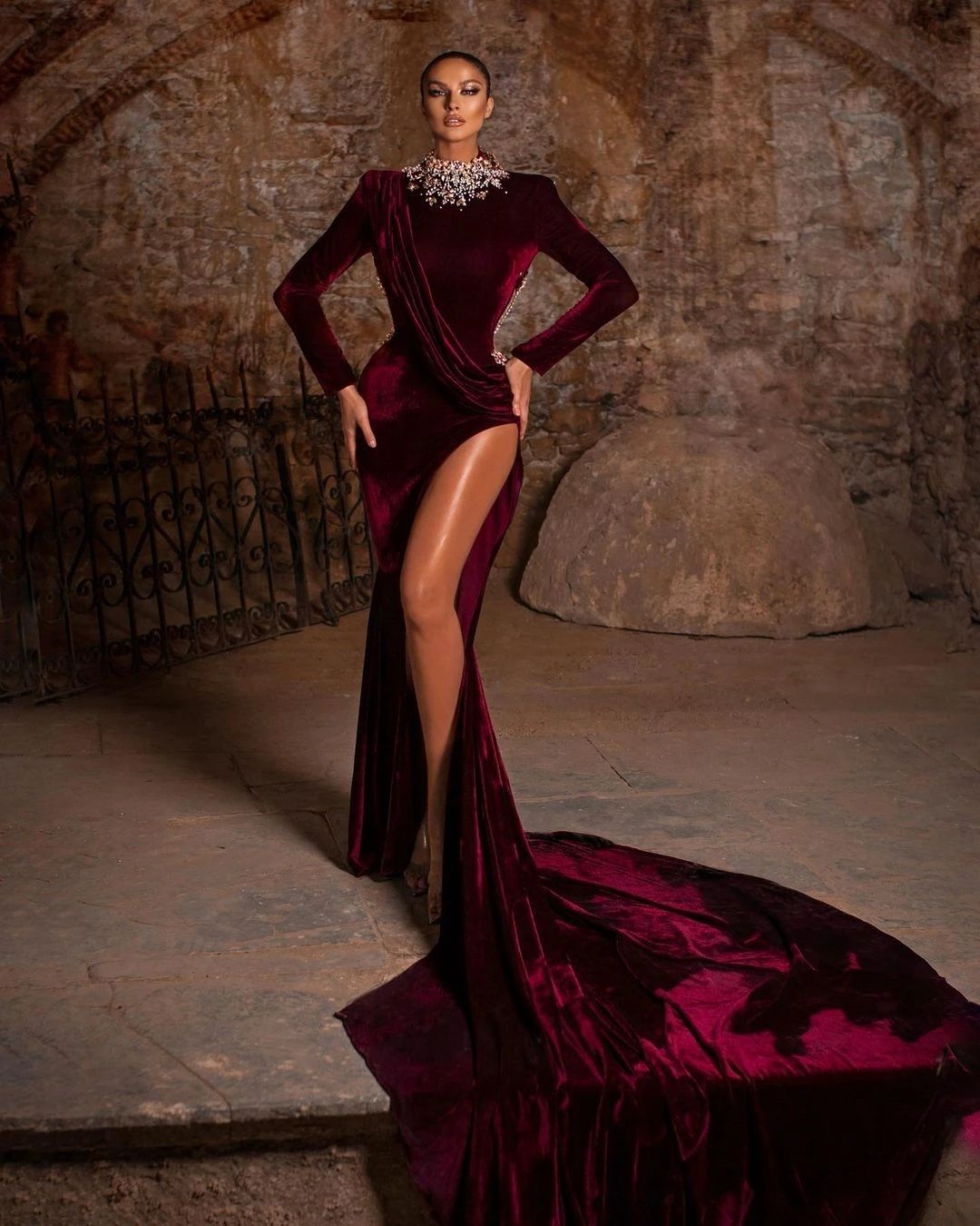 Abiti da ballo sexy bordeaux maniche lunghe le donne Cristalli di lusso con perline aperti sul retro Gioiello in velluto collo alto abiti da sera da sera Split Aso Ebi Abito occasioni speciali