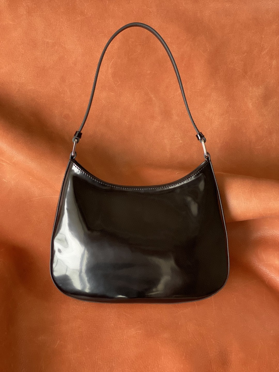 Kadınlar için parlak patent deri gümüş donanım omuz çantası